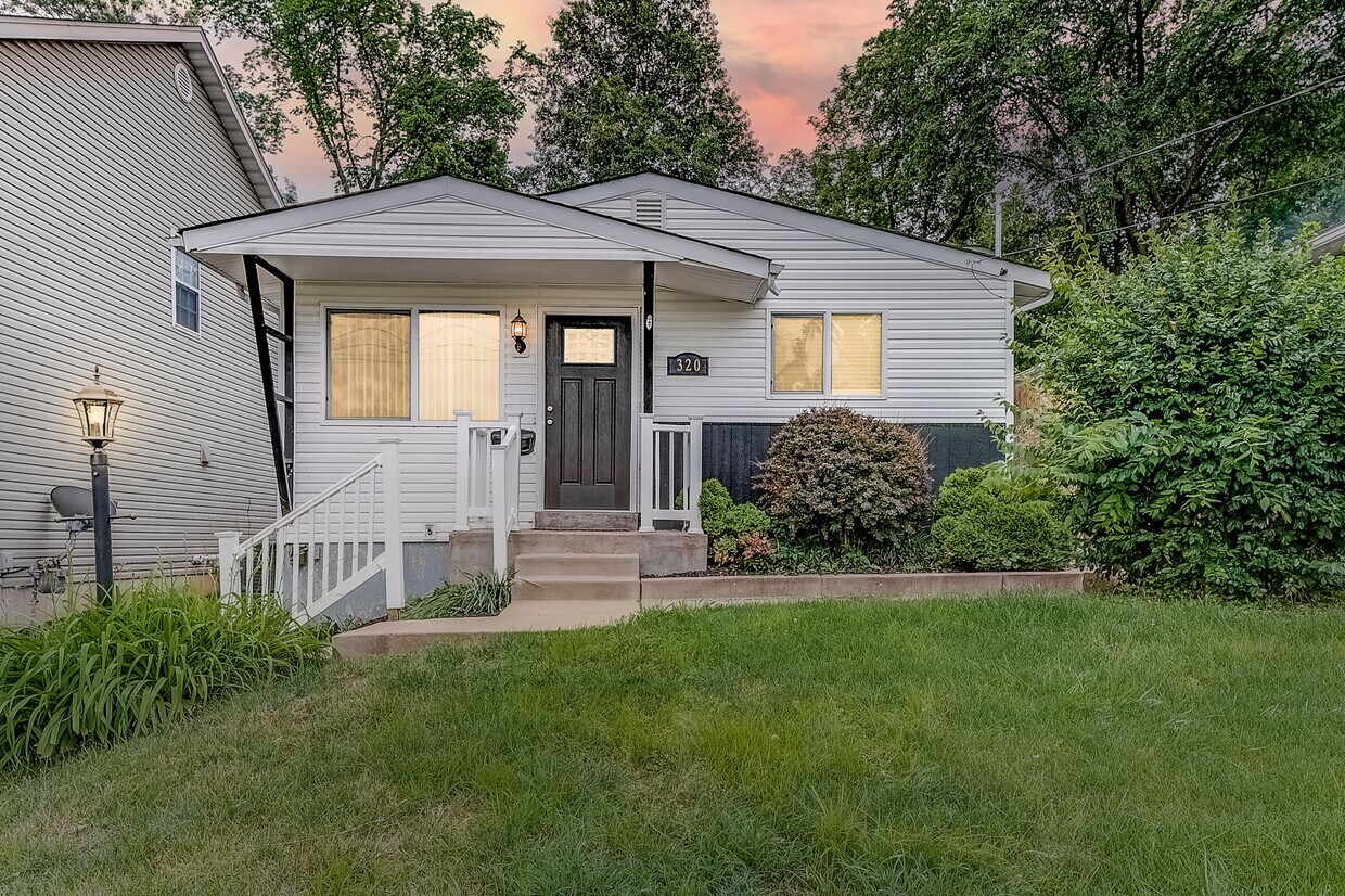 Primary Photo - 320 E Clinton Pl