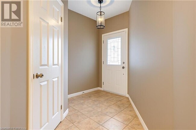 Building Photo - 313 Featherstone Crescent