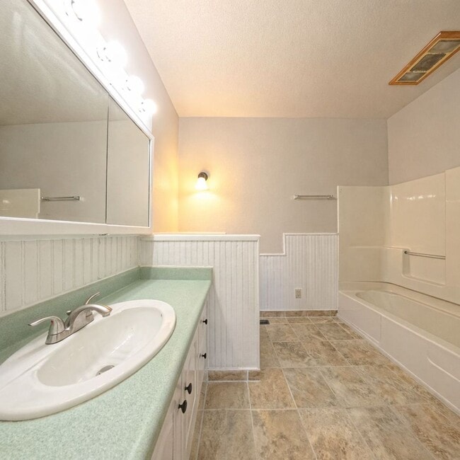 Building Photo - Remodeled 3-Bedroom Home in Knoxville