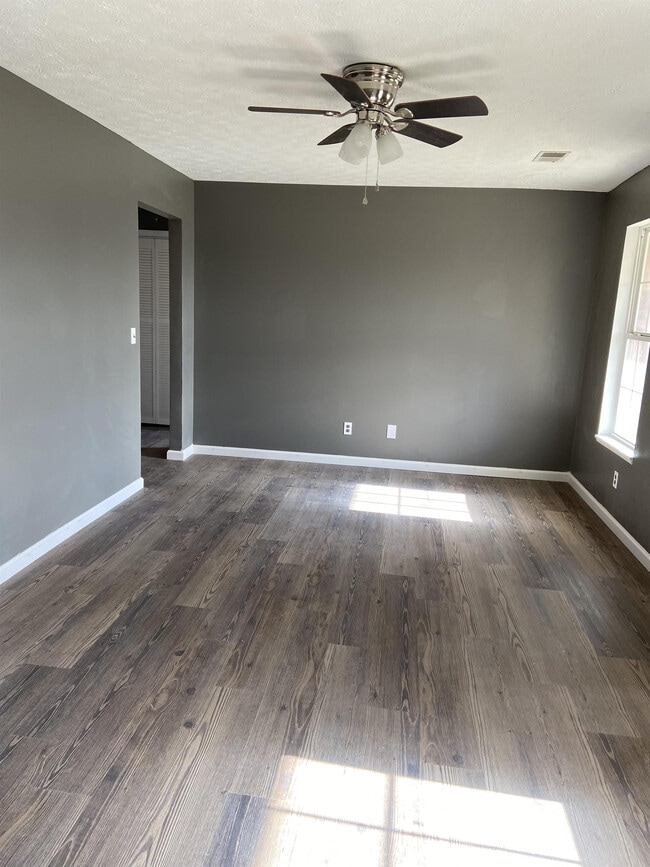 Building Photo - 108 Valley View Dr