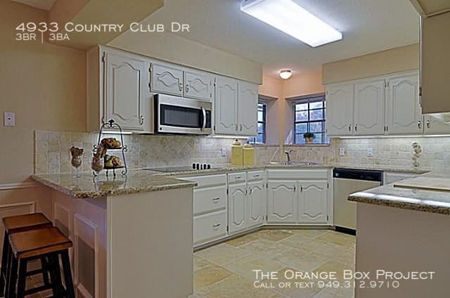 Building Photo - 4933 Country Club Dr