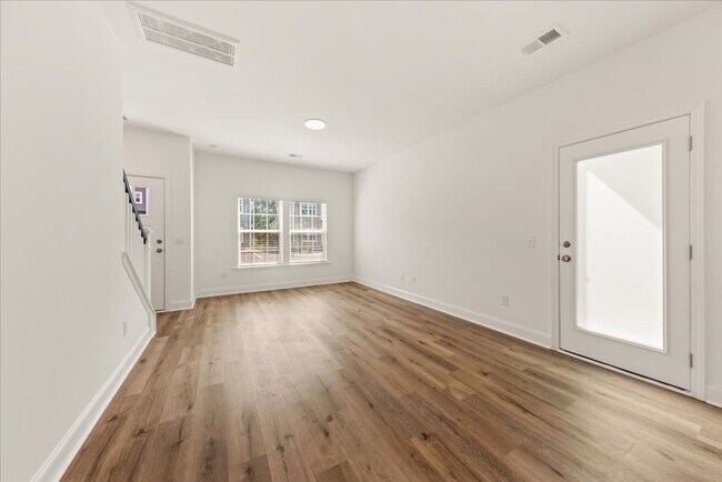 Foto del edificio - BRAND NEW TOWNHOUSE!!