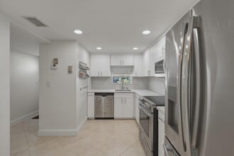 Building Photo - 681 S Hollybrook Dr