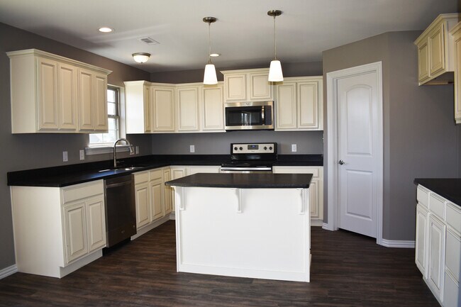 Building Photo - Spacious 3 Bedroom, 2 Bathroom home!