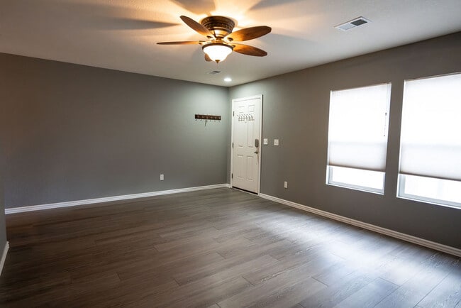 Building Photo - 350 Plowman Ct