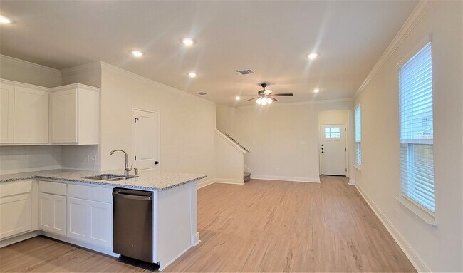 Building Photo - Fantastic Townhome Close to Lackland AFB, ...