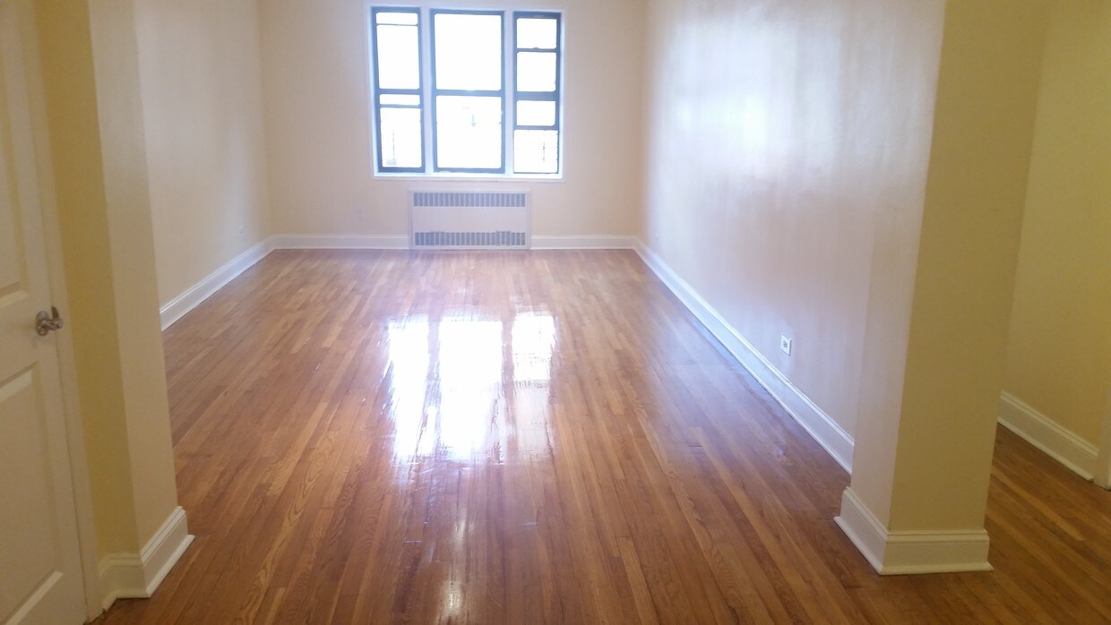 Foto principal - 341 E 19th St