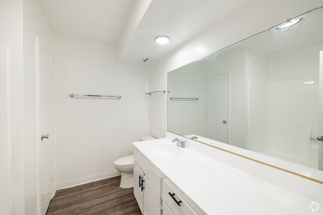1BR, 1BA - 1,025SF - Bathroom - Welcome to Sherman West Apartments !!!