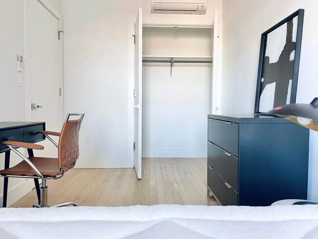 Foto del edificio - Furnished room/NOT APARTMENT