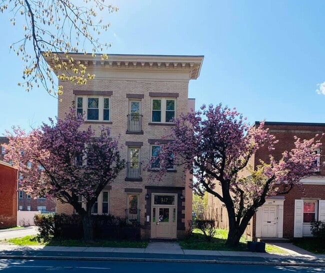 Building Photo - 117 Sigourney St