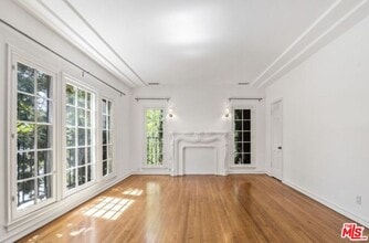 Building Photo - 361 1/2 S Doheny Dr