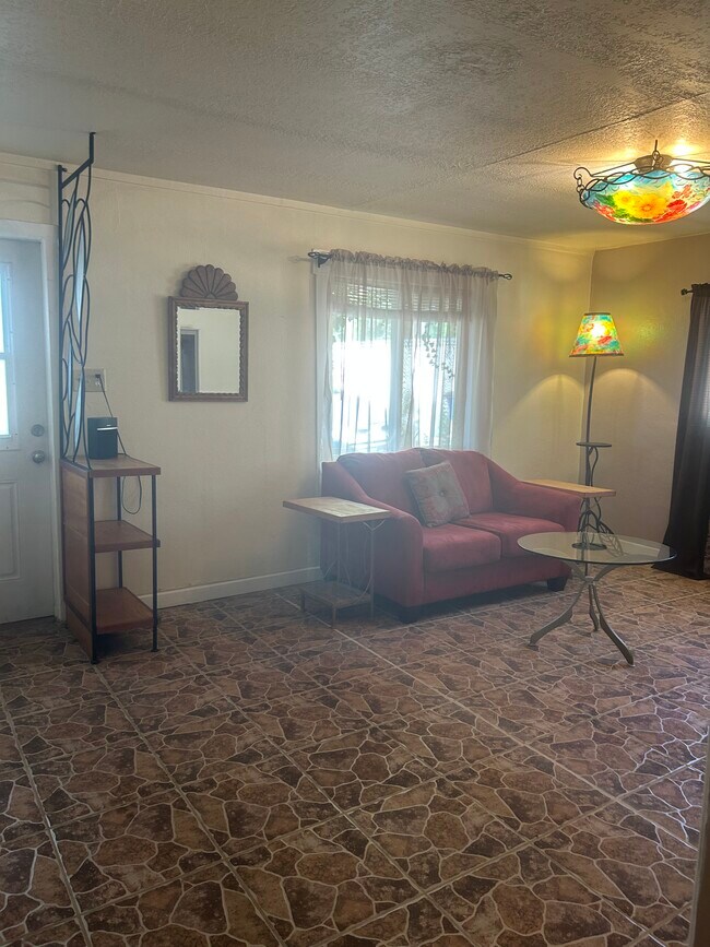 Foto del edificio - 706 E Fairview Ln