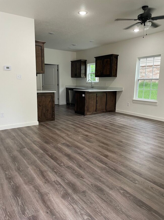 Building Photo - Two Bed/1.5 Bath Home