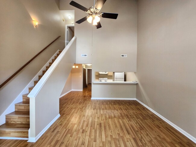 Foto del edificio - 2/2 town home, all hardwood floors for ren...