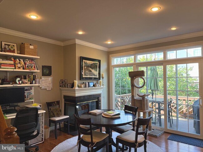 Foto del edificio - 5023 Waple Ln