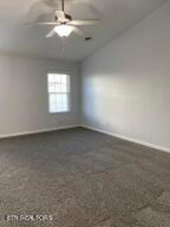 Building Photo - Knoxville 37914 - Short-term 6-month or 1 ...