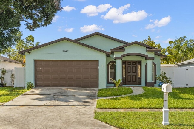 Home For Rent in Fortuna Park WITH A POOL! - Home For Rent in Fortuna Park WITH A POOL!