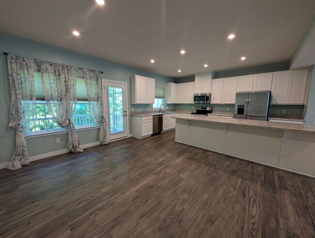 Building Photo - 3-4 Bedrooms Townhome Concord Village, Avo...