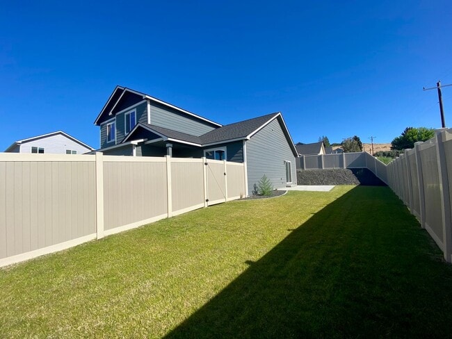 Building Photo - Beautiful, Newly-Built Home with Office