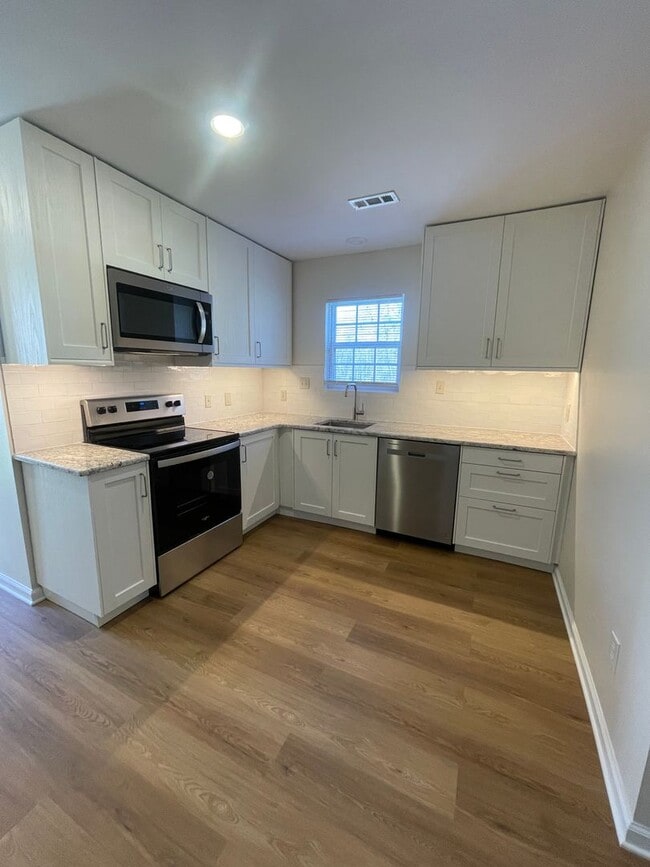 Building Photo - Modern Charm in Rock Hill: Fully Renovated 2-Bedroom Home with Brand New Appliances