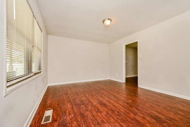 Building Photo - 263 Roxbury Dr