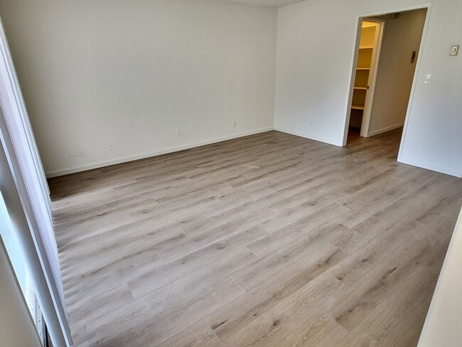 Building Photo - Belmont Shore- rent reduction-condo 4 bloc...