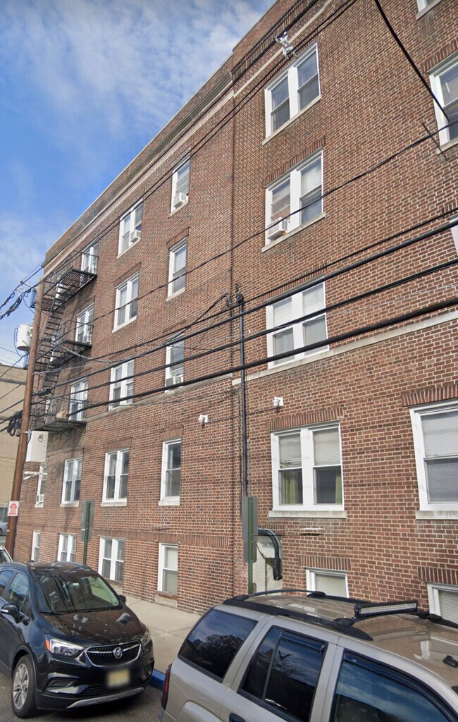 Excellent location, quiet but with access to NYC, lots of food and parks! - 251 Lafayette Ave
