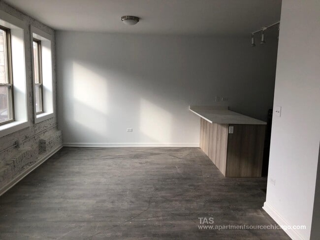 Building Photo - 932 W Dakin St
