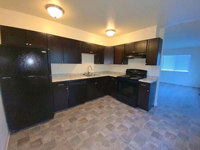 Building Photo - Reno Duplex - Pet Friendly, Garage, Dishwa...