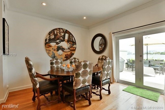 Foto del edificio - 8011 NE Bayshore Ct