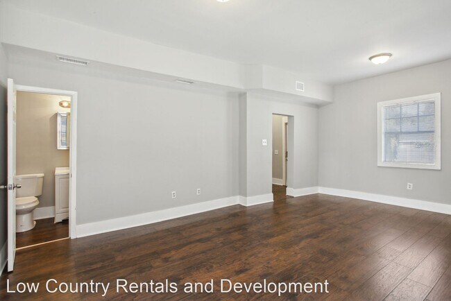 Building Photo - 3 br, 2.5 bath House - 1002 West 44th Street