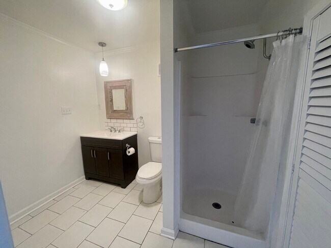 Bathroom - 206 Challenger St