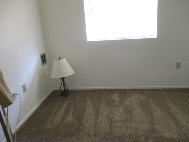 Building Photo - Lower Level Smokey Lane Condo!