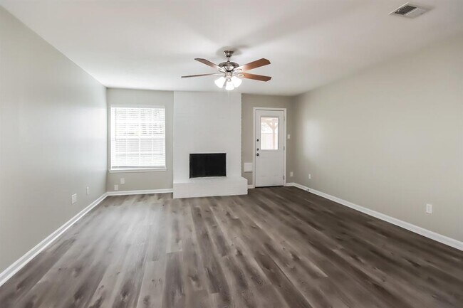 Foto del edificio - 2102 Rycroft Dr
