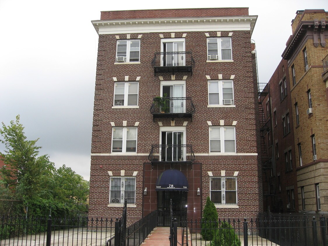 Foto principal - 78 S Harrison St