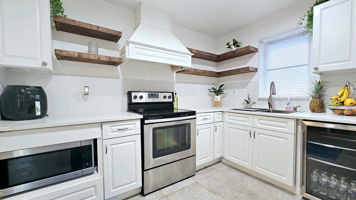 Primary Photo - 330 N Ware Dr