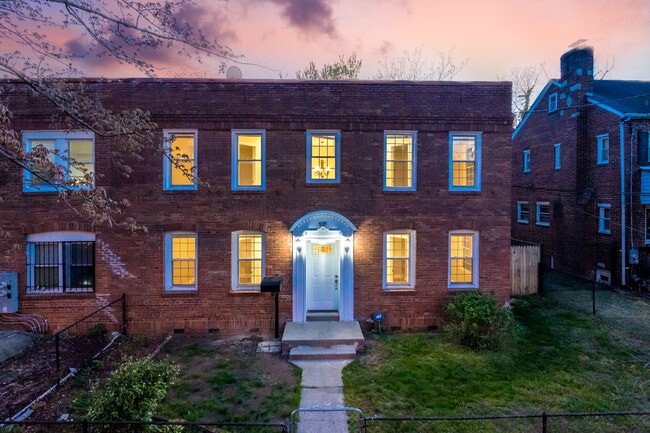 Building Photo - 537 Newcomb St SE #201