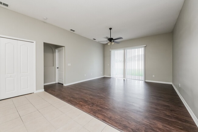 Foto del edificio - 631 Whispering Cypress Ln