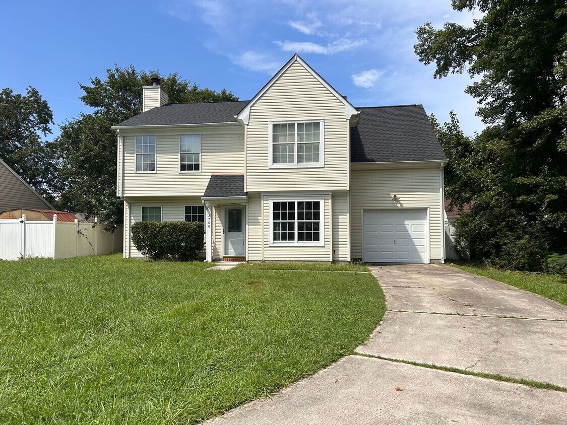 Foto principal - Spacious & Updated 4-Bedroom Gem in the He...