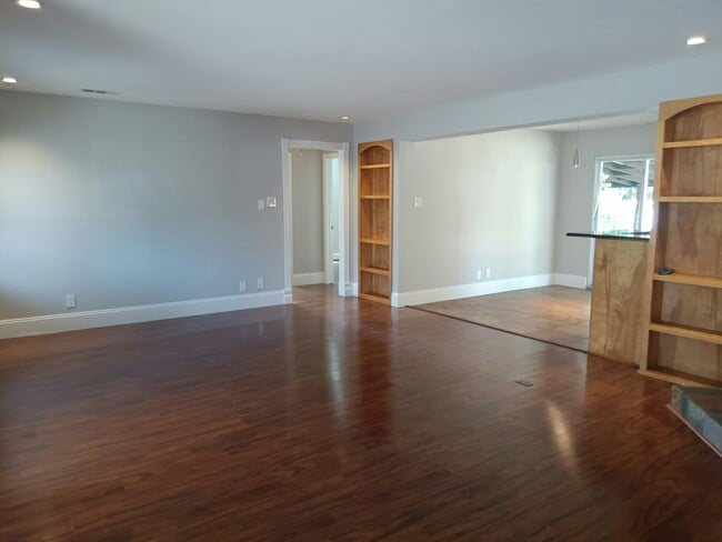 Building Photo - 1313 Casa Vale Dr