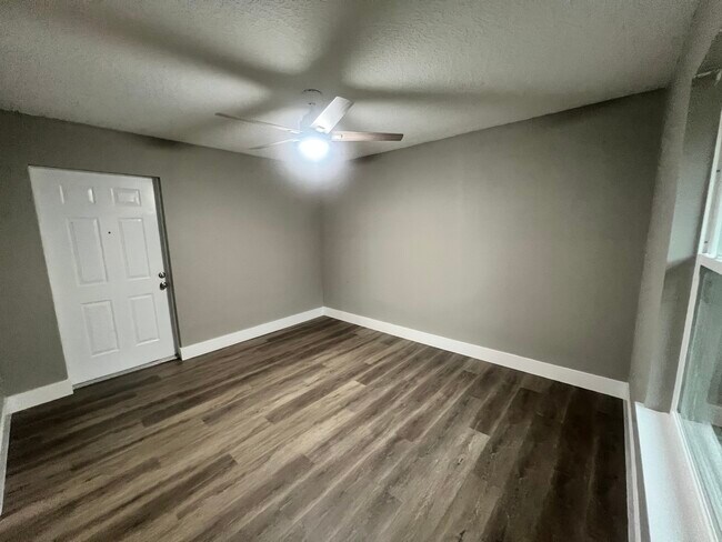 Foto del edificio - 16146 Wallace St