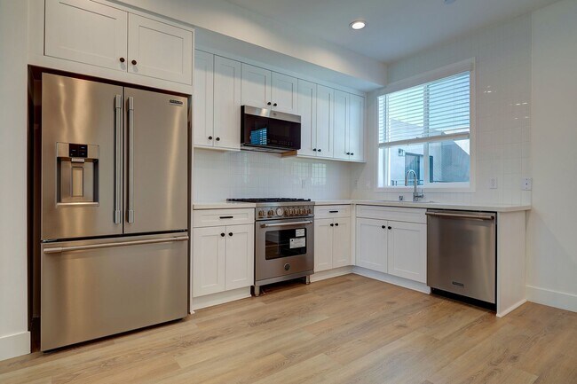 Building Photo - Fantastic Multi-Level Townhome - 3 bed 3 b...