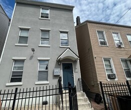 Building Photo - 34 Watson St