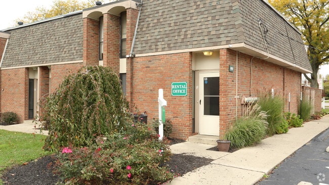 Foto principal - East Townhomes & Apartments