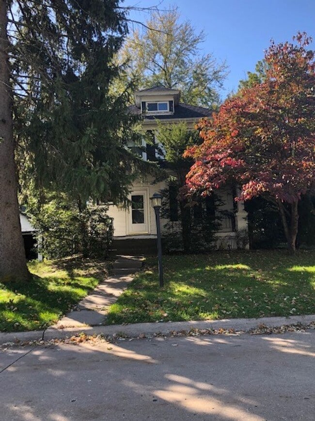 Building Photo - 3 bedroom/2 bath home w/partially fenced y...