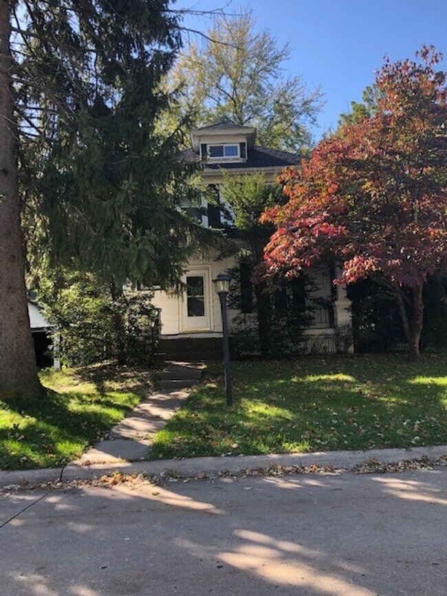 Foto del edificio - 3 bedroom/2 bath home w/partially fenced y...