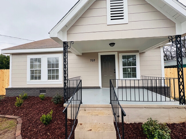 Building Photo - 703 31st Ave E