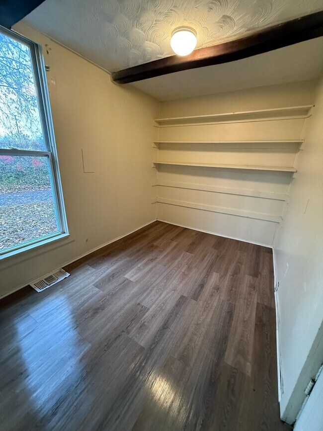 Foto del edificio - 3 bedroom house fenced yard