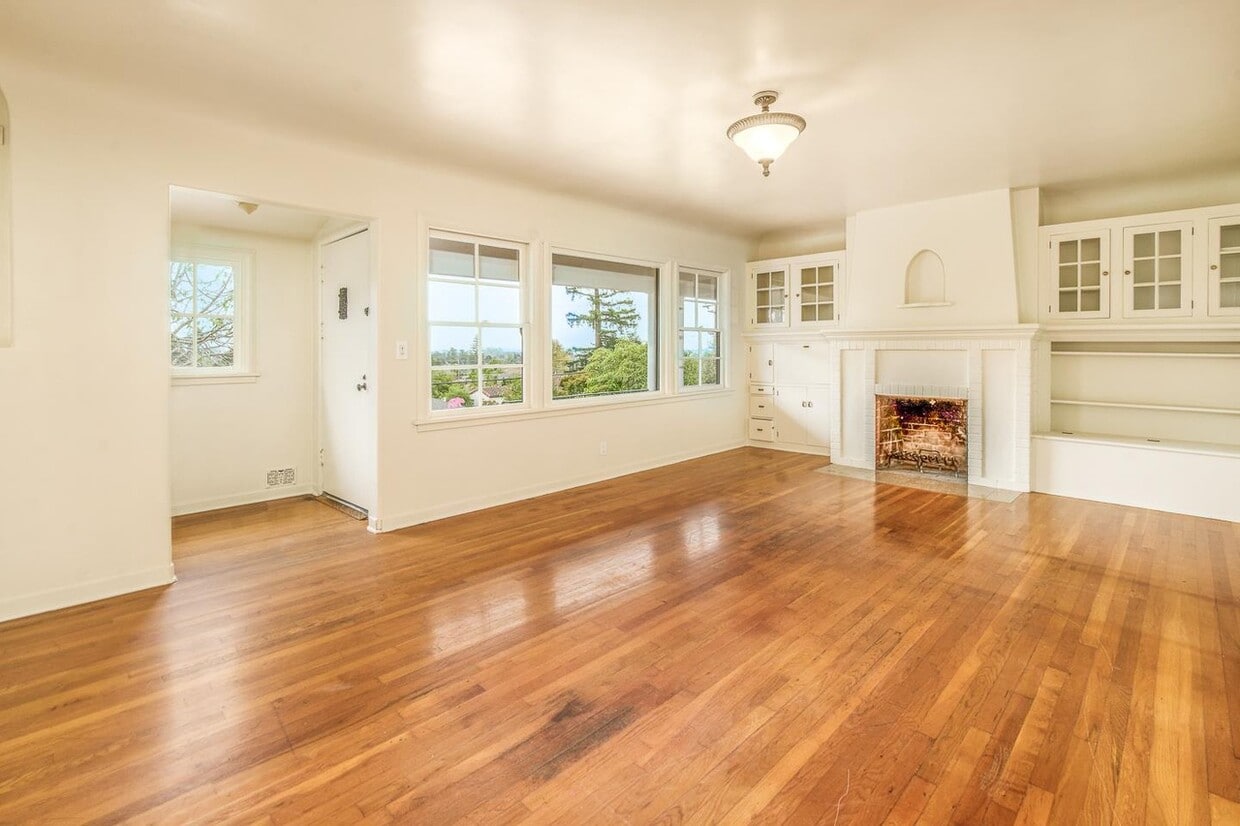 Primary Photo - 1112 Escalona Dr