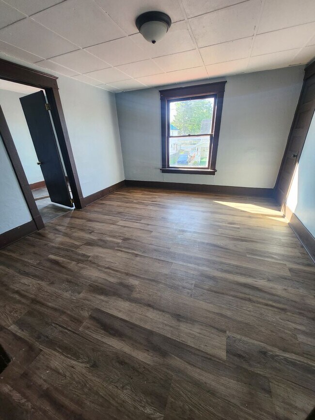 Building Photo - Upper 3 bedroom east side